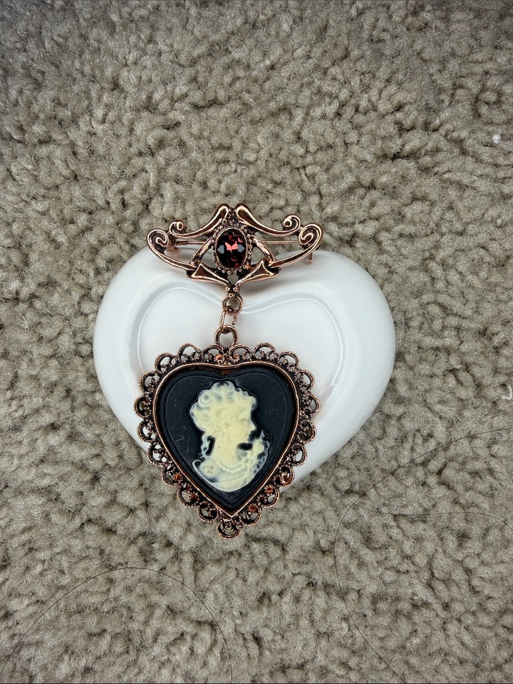 Vintage-Inspired Rose Gold Cameo Heart Brooch - Black & Cream